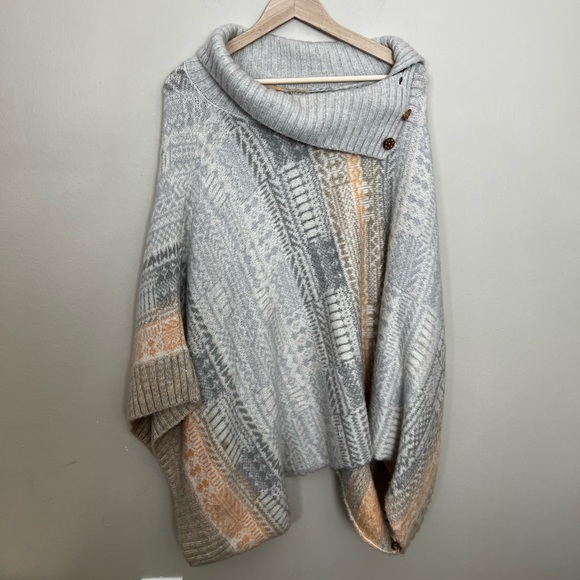 Free People • Willow Poncho - Picture 4 of 12